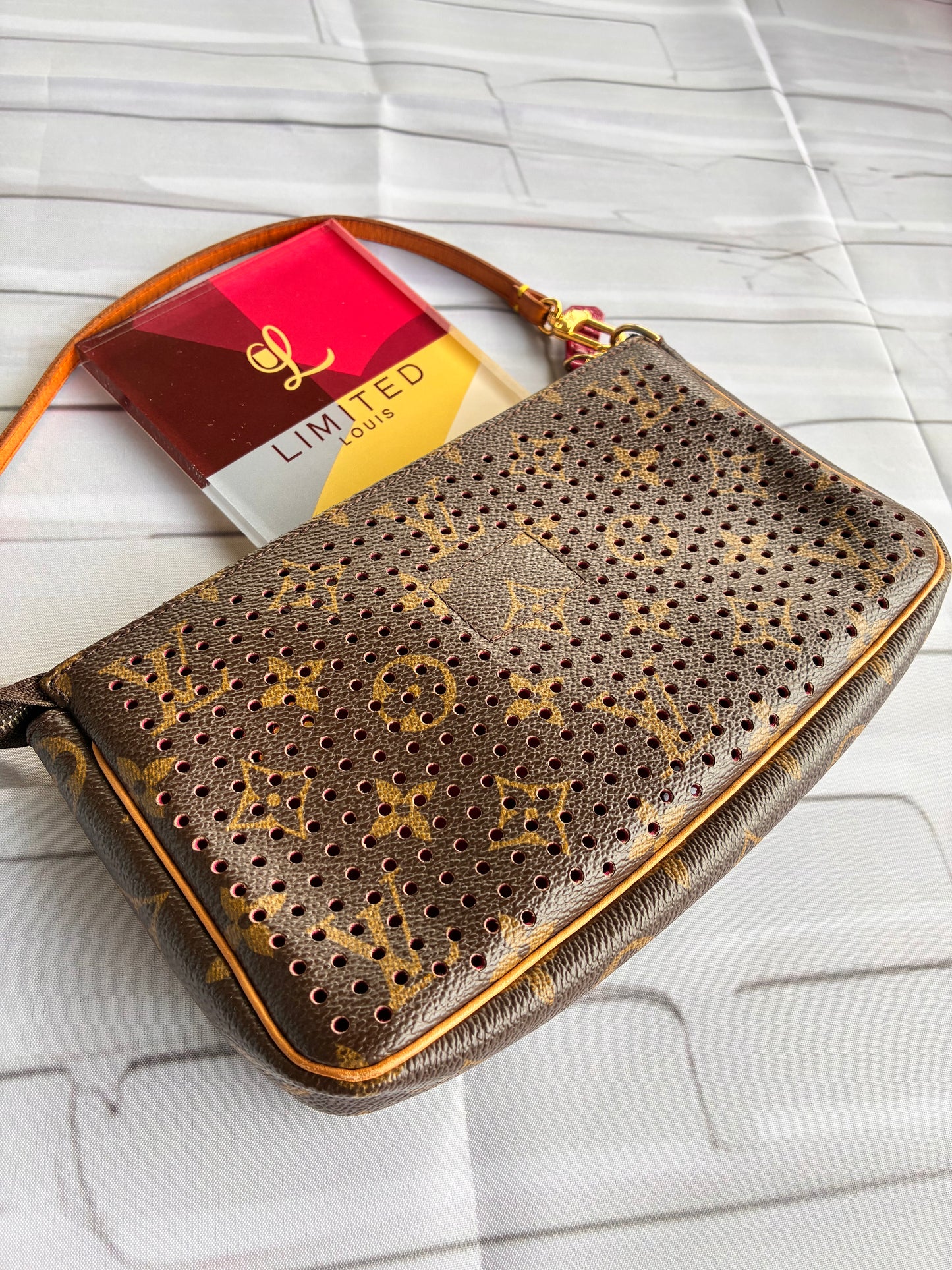 Pochette Perforated