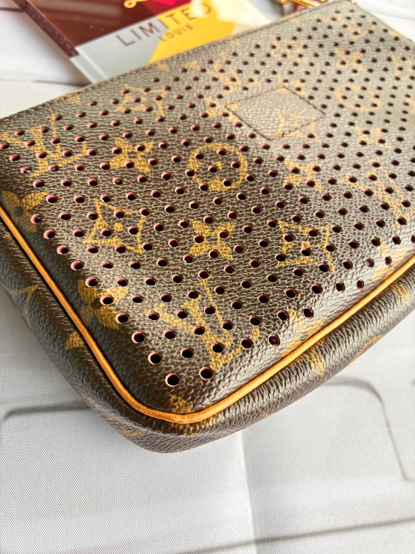 Pochette Perforated